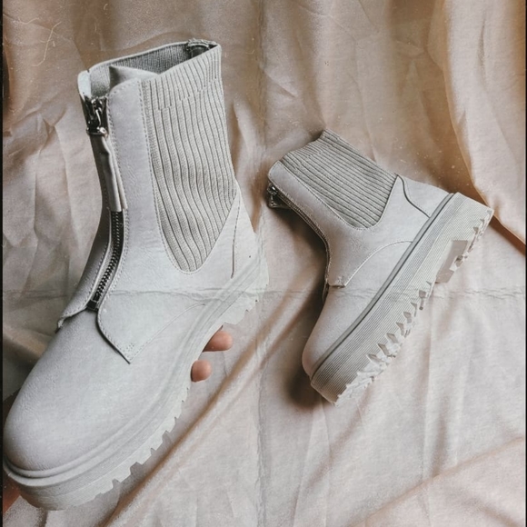 🚨LAST PAIR// Stone zip up boot - Picture 4 of 5